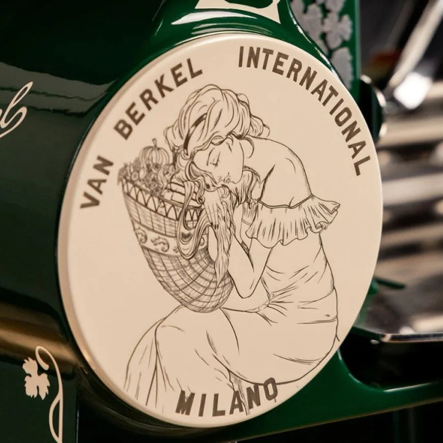 Abundantia istennő grafikája a Berkel Volano B114 gép oldalán, kézzel festett, finoman kidolgozott részletekkel