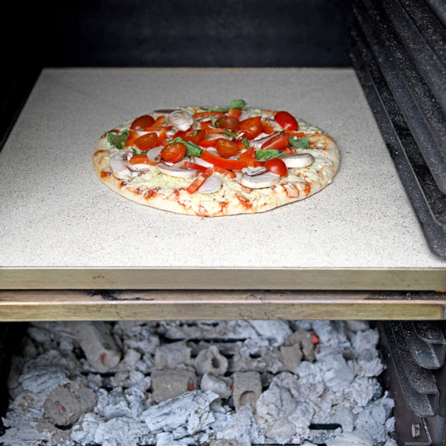 Bertha Pizzakő – Bertha X és X Plus faszenes sütőkhöz - pizzasütés közben.