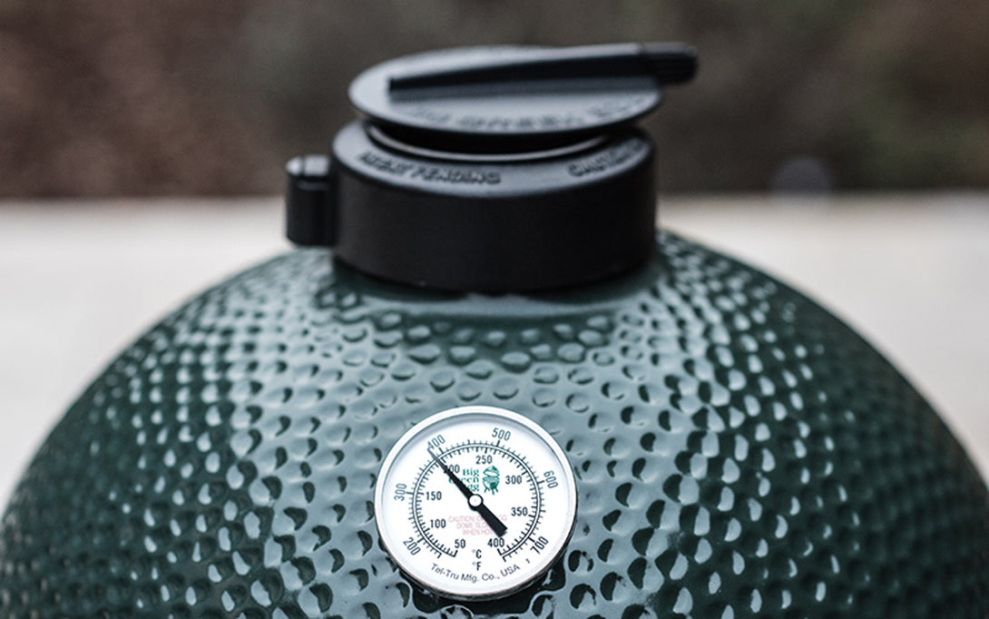 Big Green Egg kupolahőmérő beszerelve a grill fedelébe – pontos hőmérsékletmérés sütés közben