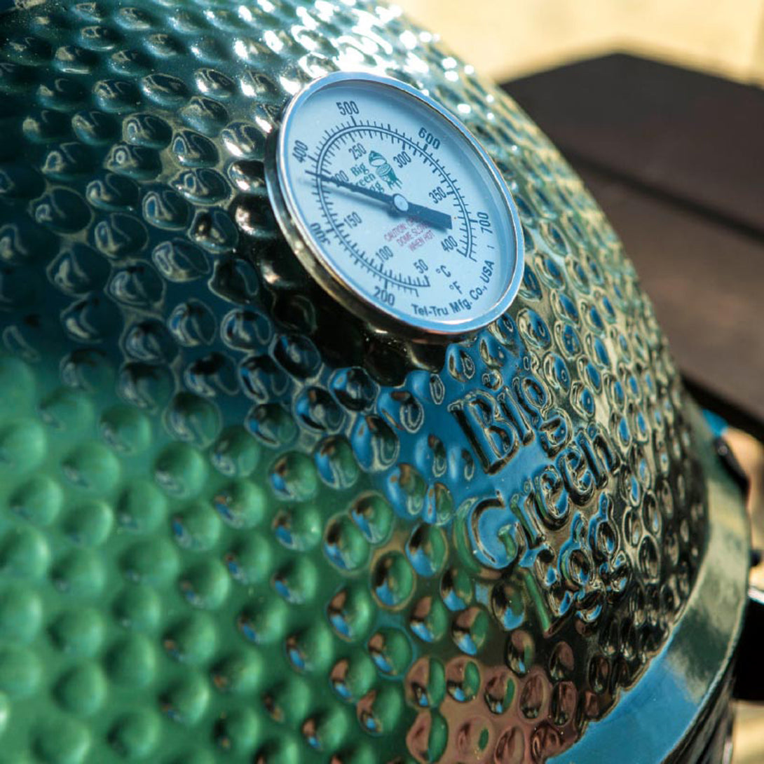 Big Green Egg kupolahőmérő oldalnézetből – precíz sütőtéri hőfok ellenőrzés a kerámia grillen
