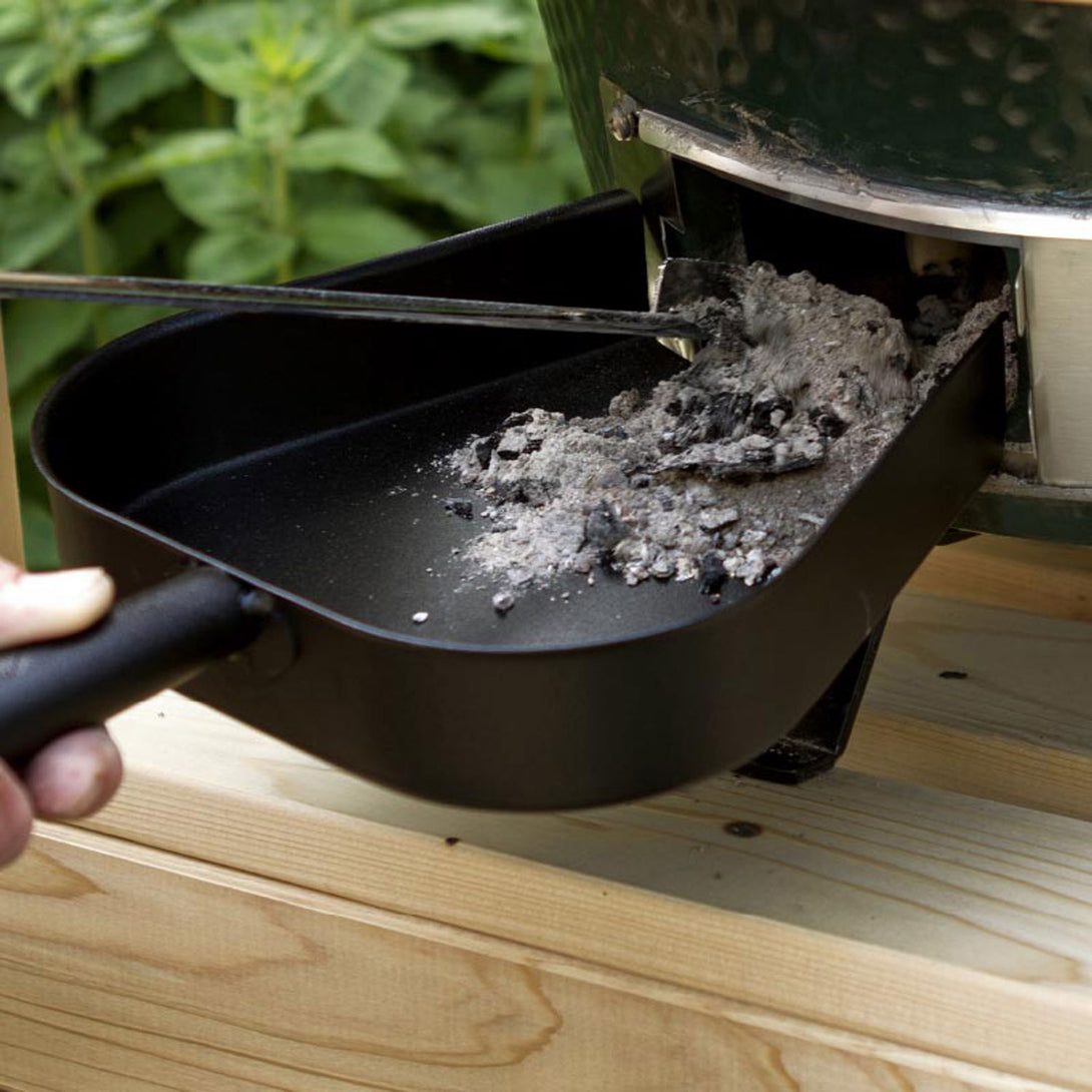 Hamulapát használata Big Green Egg grill tisztításához, hamueltávolítás közben.