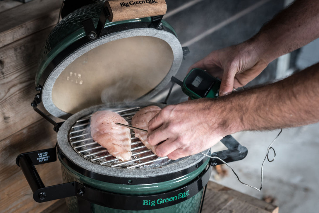 Hús belső hőmérsékletének mérése Big Green Egg MiniMax grillen, digitális maghőmérővel.