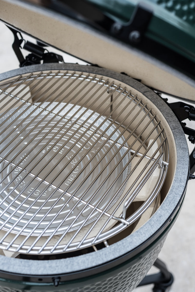 Big Green Egg grill belső nézete eldobható alumínium csepegtető tálcával, konvektorkővel és rozsdamentes grillráccsal