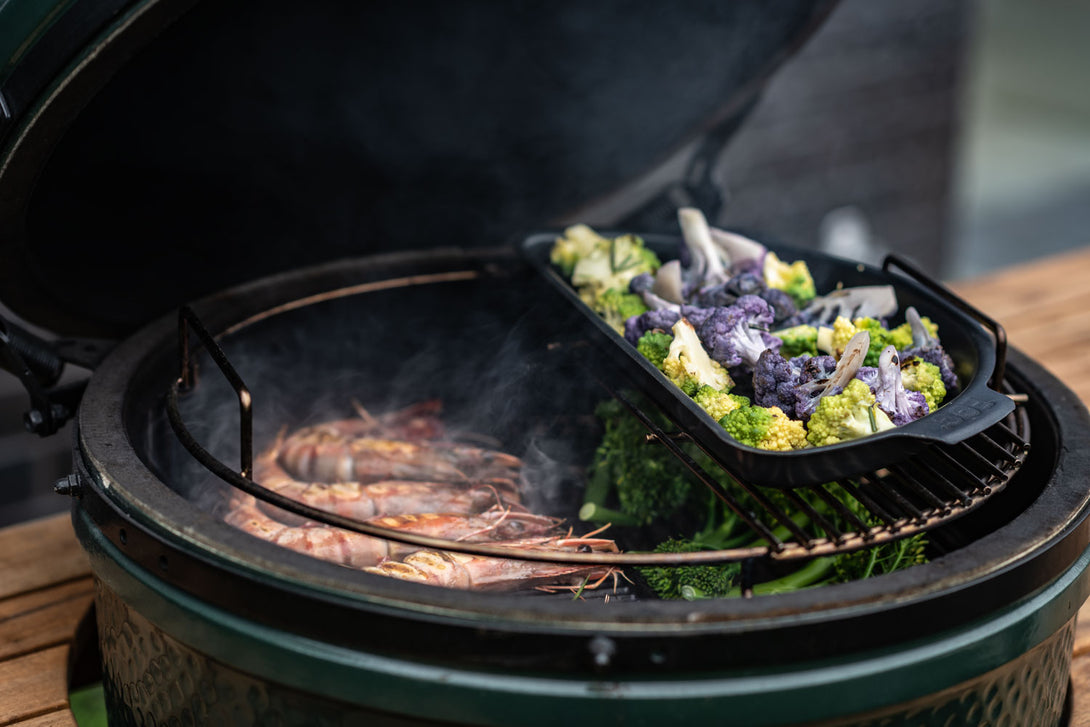 Big Green Egg lyukacsos félhold sütőlapon grillezett brokkoli és karfiol színes változatai, kerámia grillben.