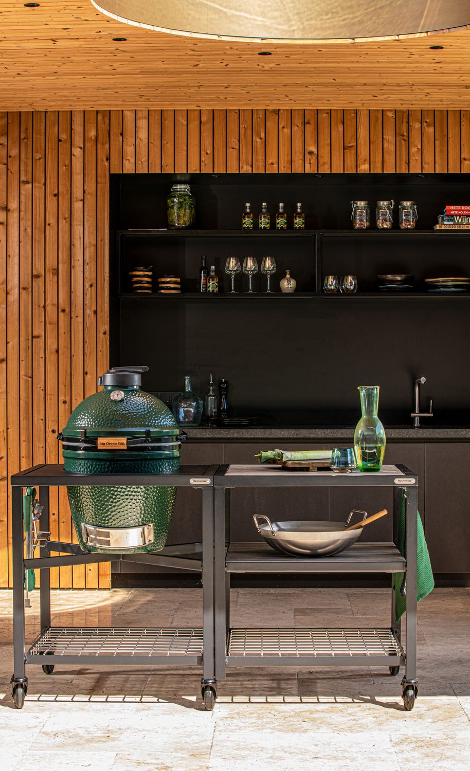 Big Green Egg kültéri grillező asztal friss zöldségekkel és wokkal, kerti környezetben