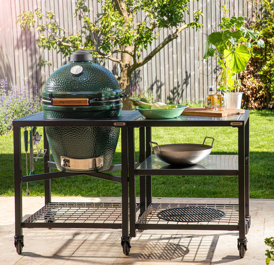 Teljes Big Green Egg kültéri asztalrendszer wokkal, szekrénnyel és grillezővel, modern kerti konyhában