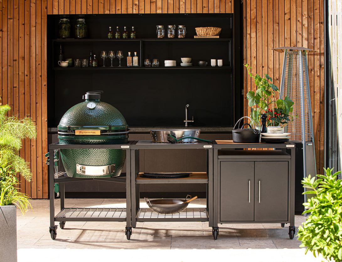 Moduláris kültéri asztalrendszer Big Green Egg tojástartóval és wokkal, modern konyhai háttérrel