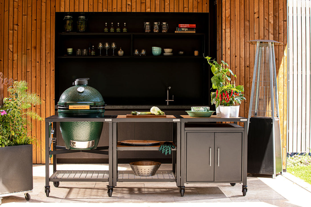 Teljes kültéri konyhai rendszer Big Green Egg grillel és bővítőszekrénnyel fa teraszon