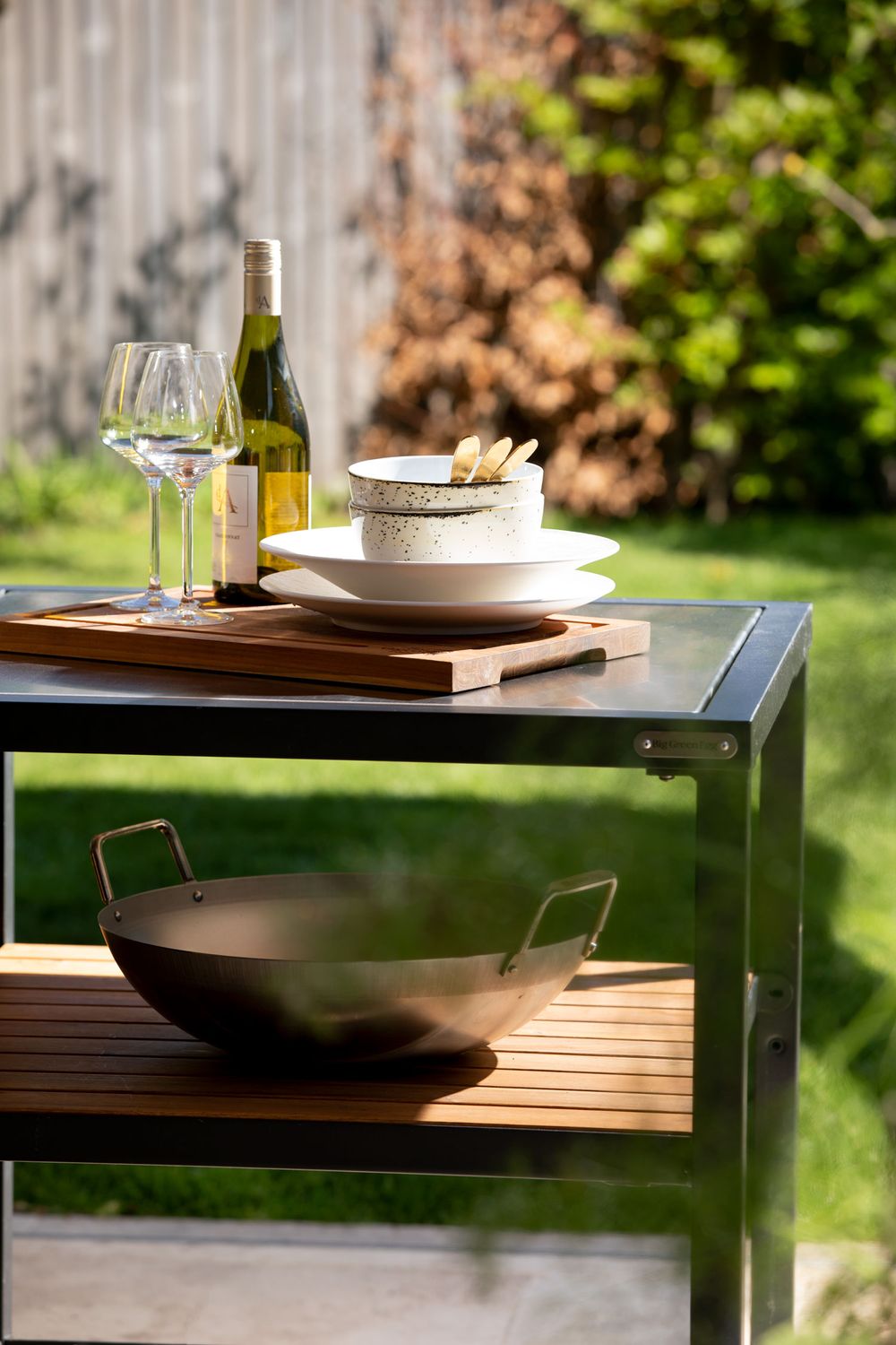 Kültéri grillsütő szett tárolóasztallal – prémium kerti konyha Big Green Egg rendszerrel