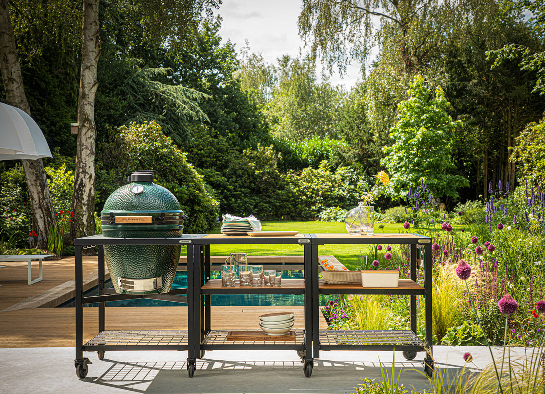Moduláris kültéri konyhai rendszer Big Green Egg grillel és zöld környezetben