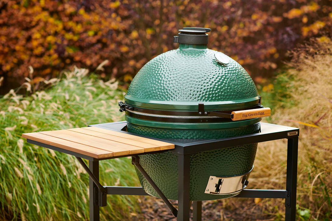 Lehajtható teakfa oldalsó polc Big Green Egg grillel, használat közben kültéri kertben