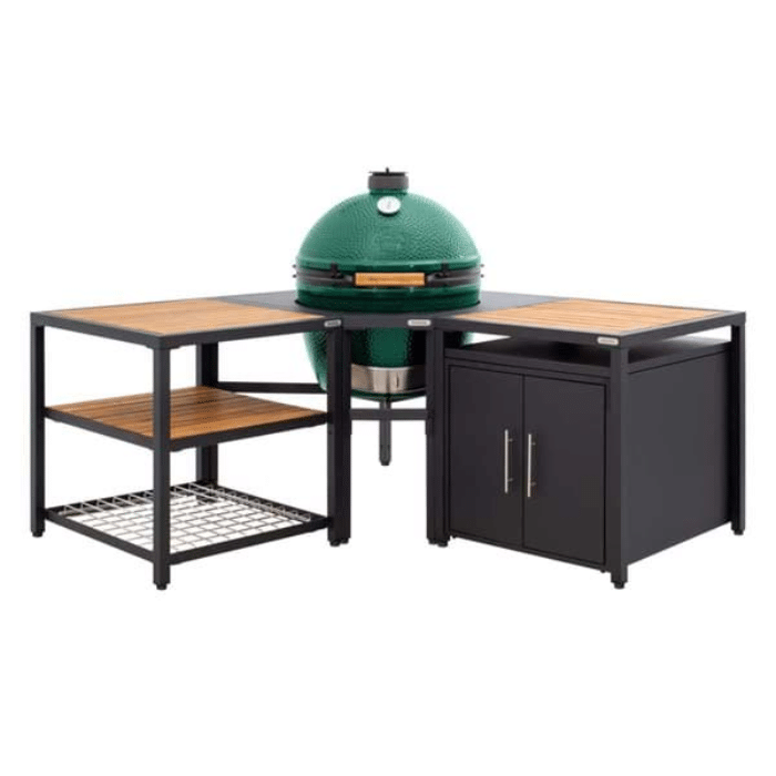 Big Green Egg grill sarokmodul, két asztalhoz csatlakoztatva, fa polcokkal és szekrénnyel