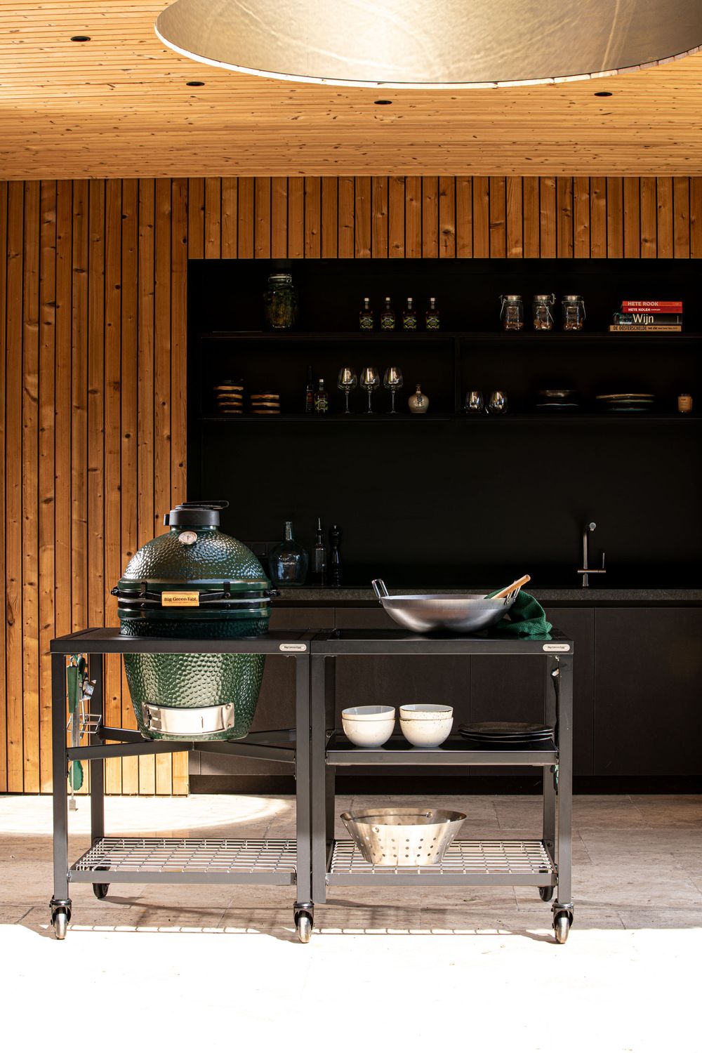 Big Green Egg grill kültéri asztalrendszerrel, rozsdamentes polcbetéttel és rendezett konyhai környezettel
