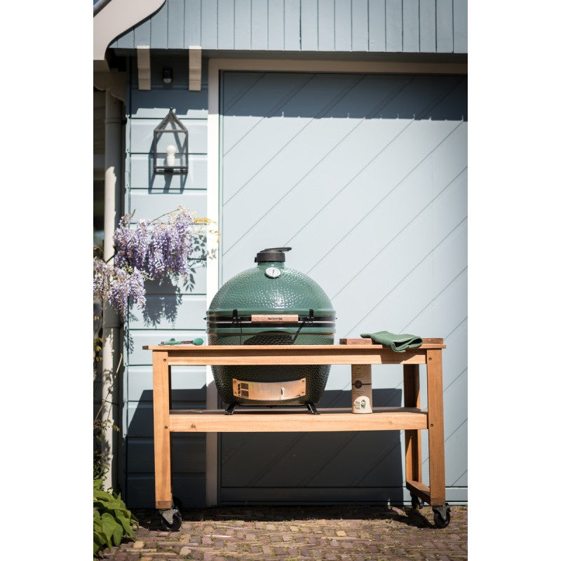 Big Green Egg kerámia grill eukaliptusz fa gurulós asztalba építve, alsó polccal.