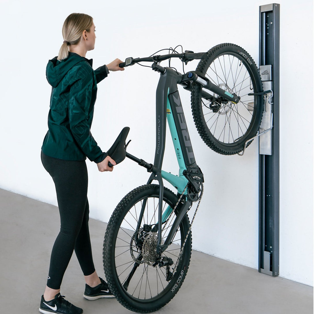 Biohort BikeLift  kerékpár tárolót használó nő.