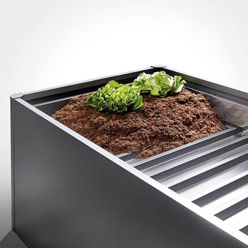 Biohort magaságyás belső rétegezése – talajrétegek és salátaültetés bemutatása acél emelt ágyásban