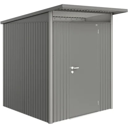  Biohort AvantGarde kerti szerszámtároló kvarcszürke-metál színben, modern dizájnnal, zárt ajtóval, ferde tetős kialakítással.