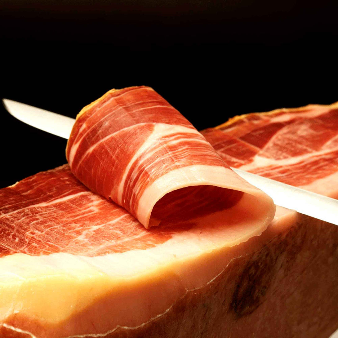 BOJ sonkavágó kés sonkaszeletelés közben, 26 cm-es penge