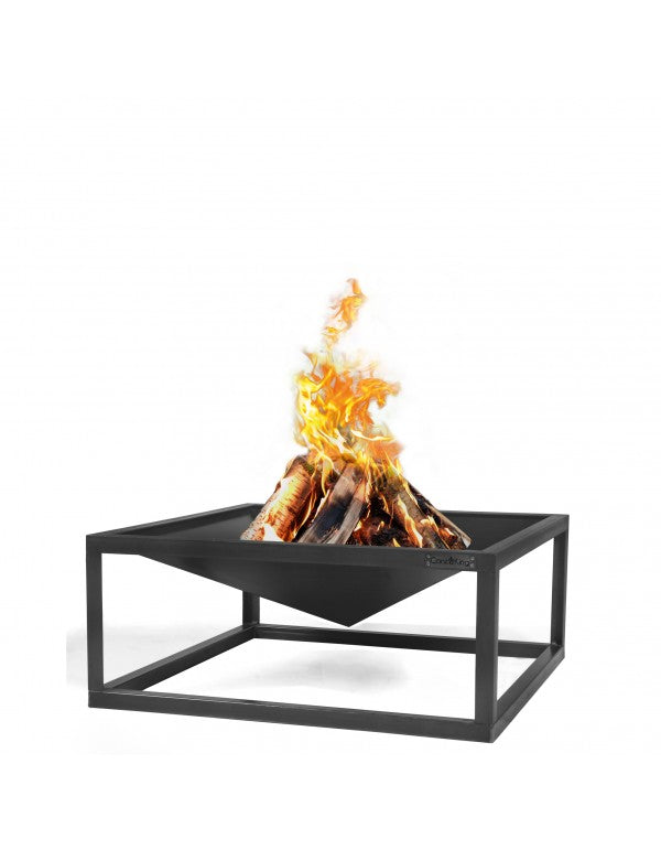 Cook King CUBA kerti tűztál – modern, négyzetes kialakítású, kézzel készült tűzrakó (70×70 cm) - használatban.