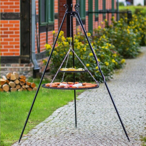 Cook King haromlabu grill ket fuggesztett raccsal, lancos magassagallitassal, szembol fotozva