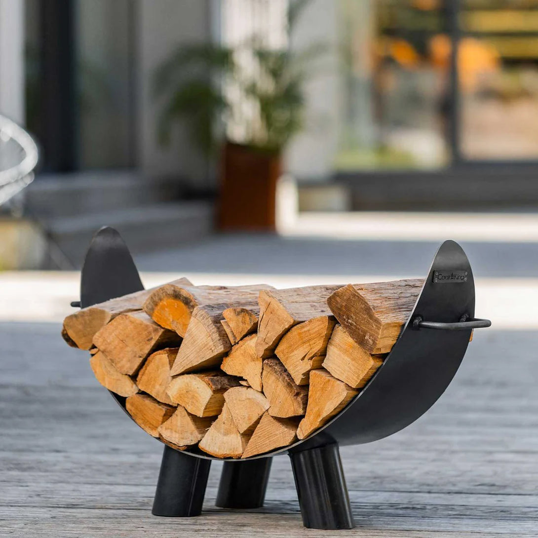 Modern kültéri tűzifatároló állvány teraszon elhelyezve, teli hasított fával – Cook King MILA
