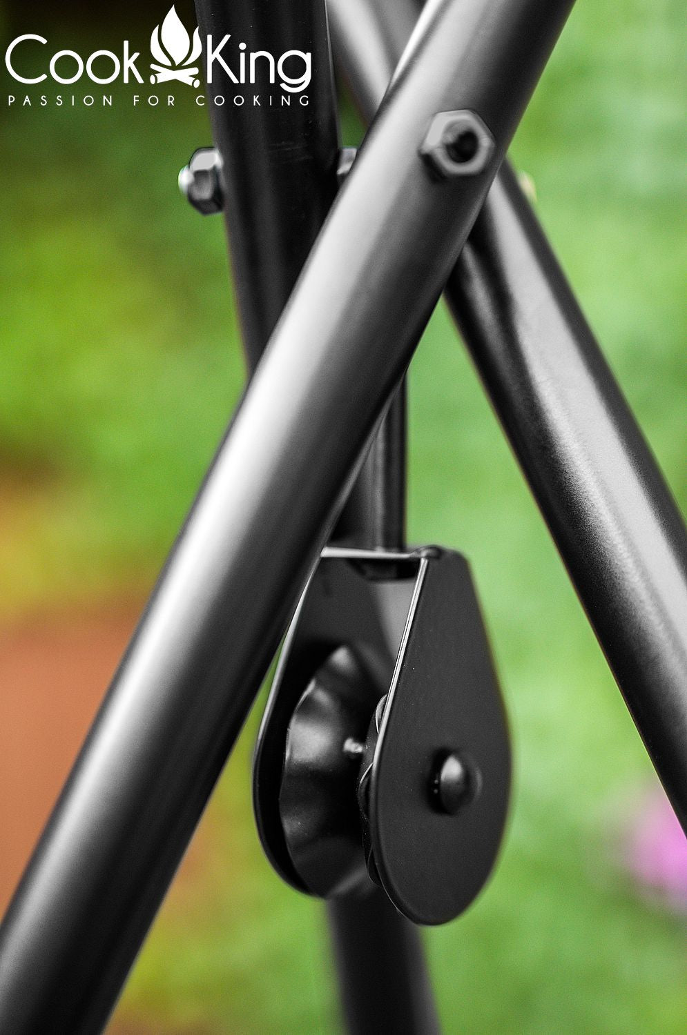 Láncvezető görgő és csomópont részlet a Cook King tripod grill magasságállító mechanizmusán, porfestett acél.