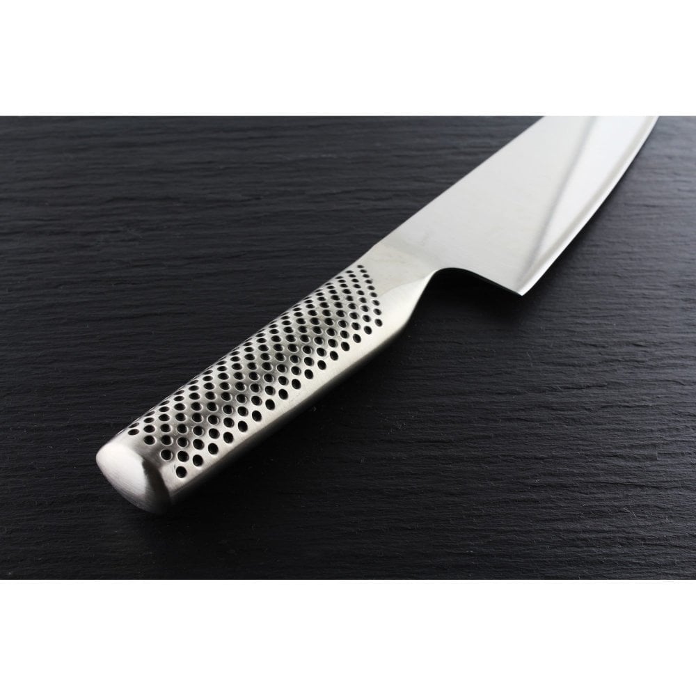 Global G-16 szakácskés ergonomikus rozsdamentes acél markolat, pengecsatlakozás közelről

