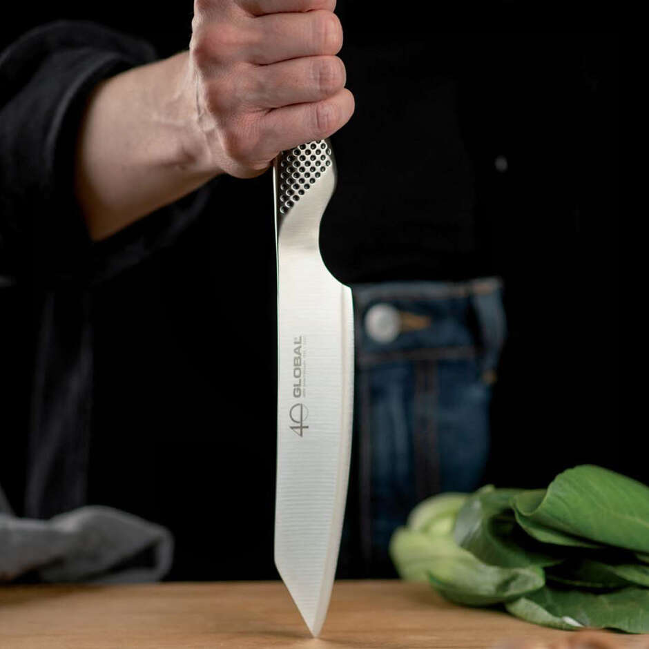 Global GF-98 szakácskés használat közben, ergonomikus pinch grip fogás
