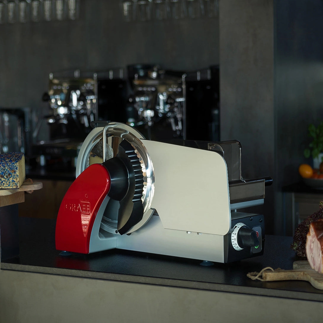 Graef Concept 25 szeletelő pultban, L-alakú, helytakarékos kialakítással.