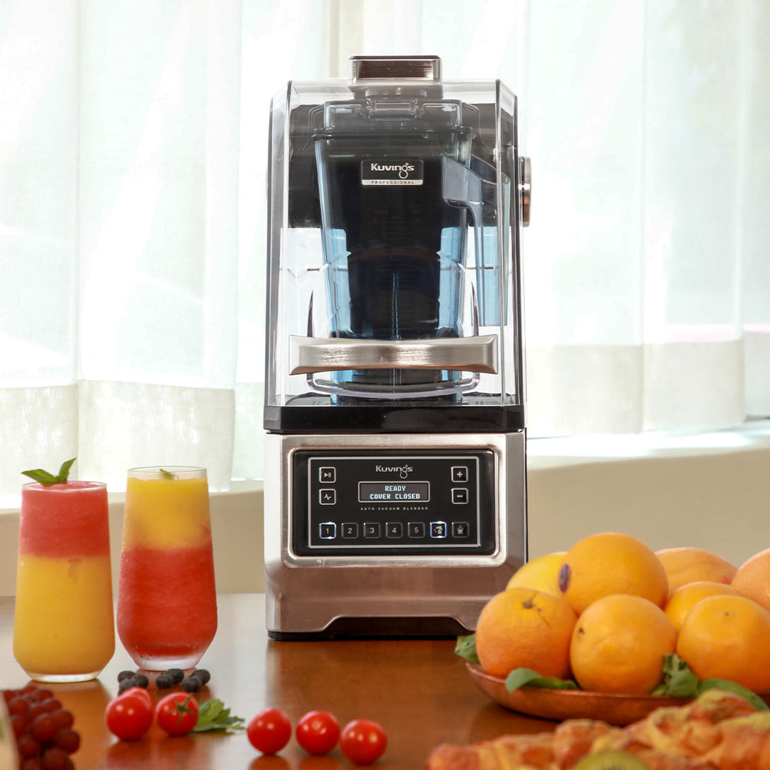 Kuvings CB1000 turmixgép elölnézetben, friss smoothie-kkal és gyümölcsökkel