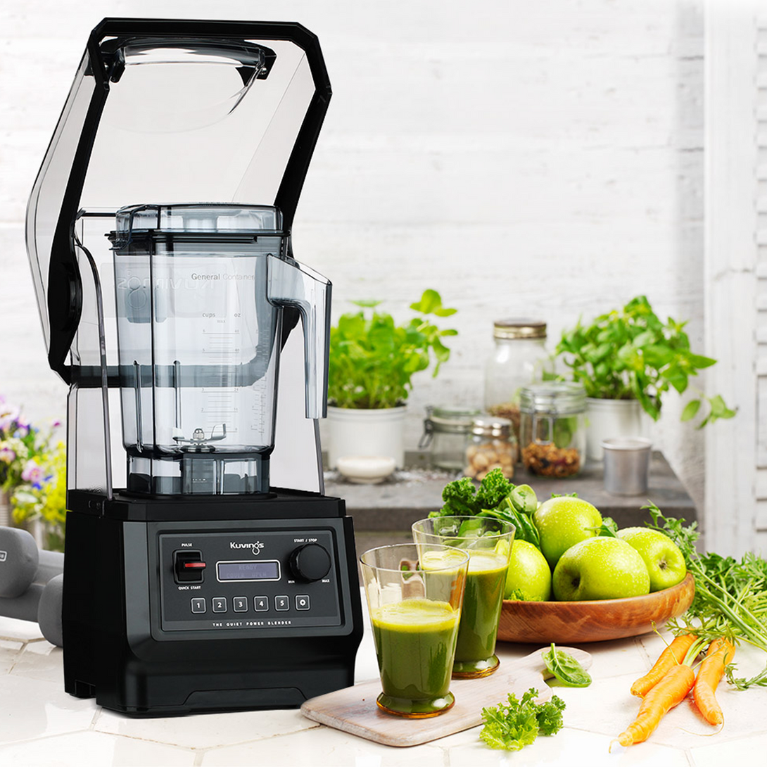 Kuvings CB850 nyitott zajvedo burkolattal konyhai kornyezetben, friss zold smoothie-val