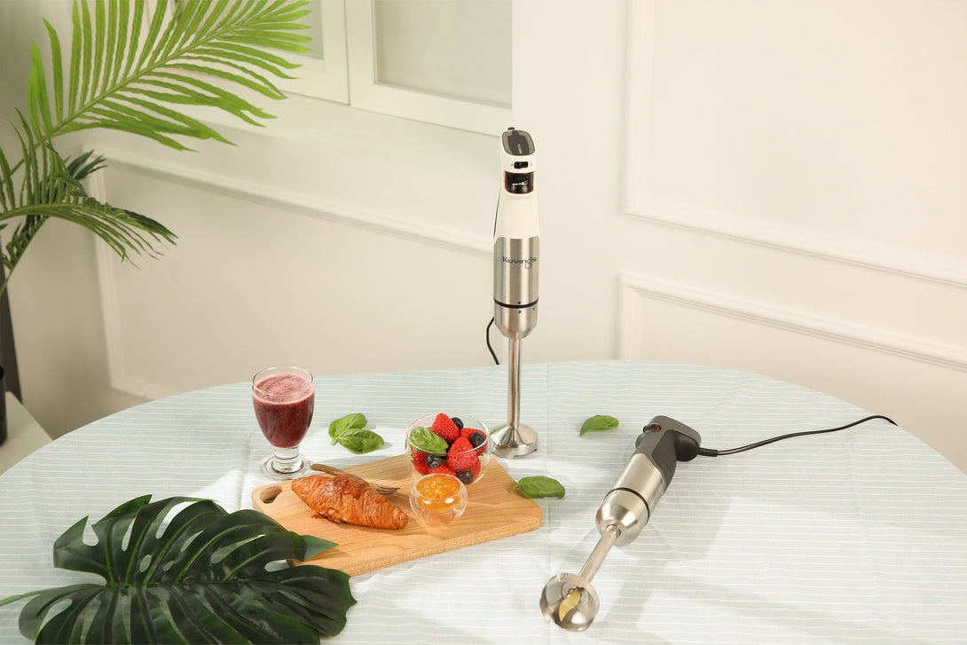 Kuvings botmixer smoothiehoz és desszerthez előkészített hozzávalókkal, két készülékváltozat az asztalon.