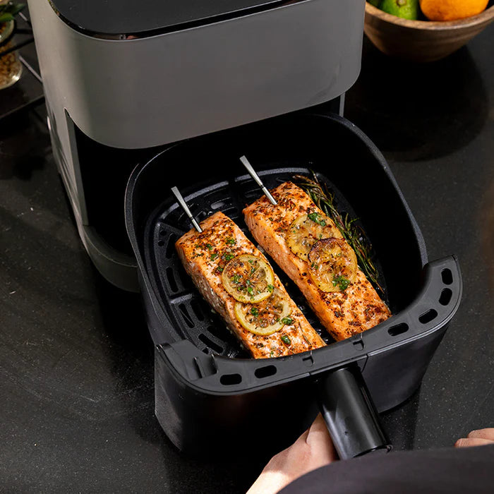 MEATER Pro XL szondák lazacfilébe szúrva air fryer sütés során

