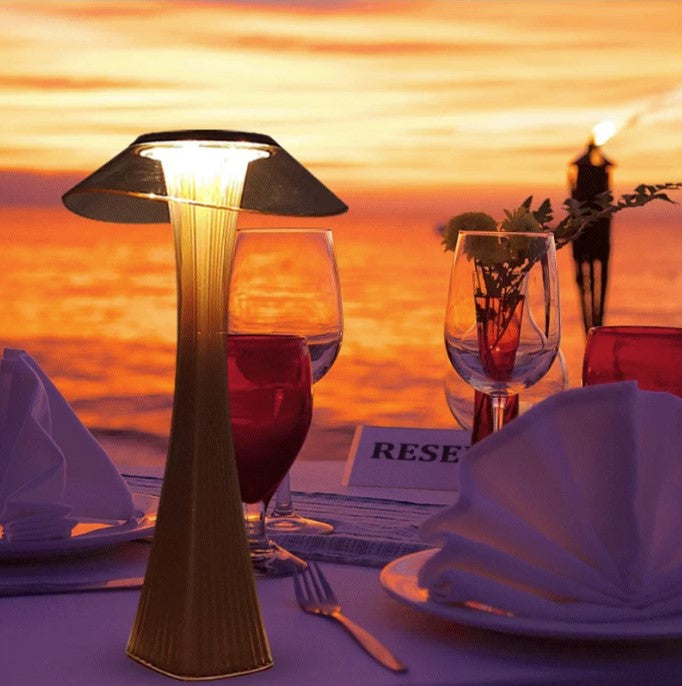 premium-led-asztali-lampa-tihany-adam-tervezese-tengerparton