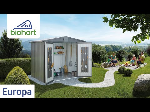 Biohort Europa kerti szerszámtároló, nyitott ajtókkal, szerszámokkal berendezve, ezüstmetál színben.