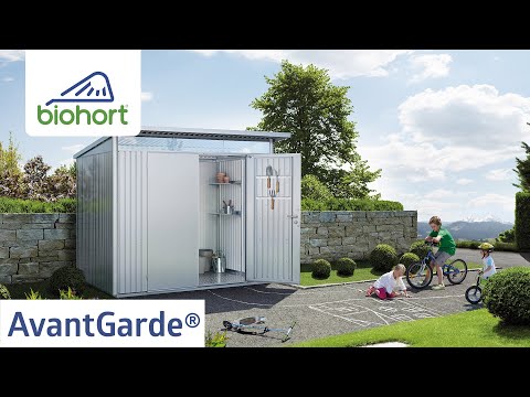 Biohort AvantGarde kerti szerszámtároló ezüst színben, nyitott ajtóval, belső polcokon eszközökkel, játszó gyerekekkel az előtérben, YouTube videóképként.