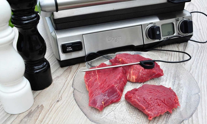 Sage  The Smart Grill ™ Pro SMART BBQ KONTAKTGRILL SZONDÁVAL BGR840BSS használat közben.