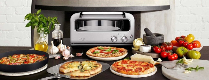 Sage The Smart Oven ® Pizzaiolo Elektromos Pizzasütő SPZ820 - a sutűben sült pizzákkal, alapanyagokkal körülvéve. 