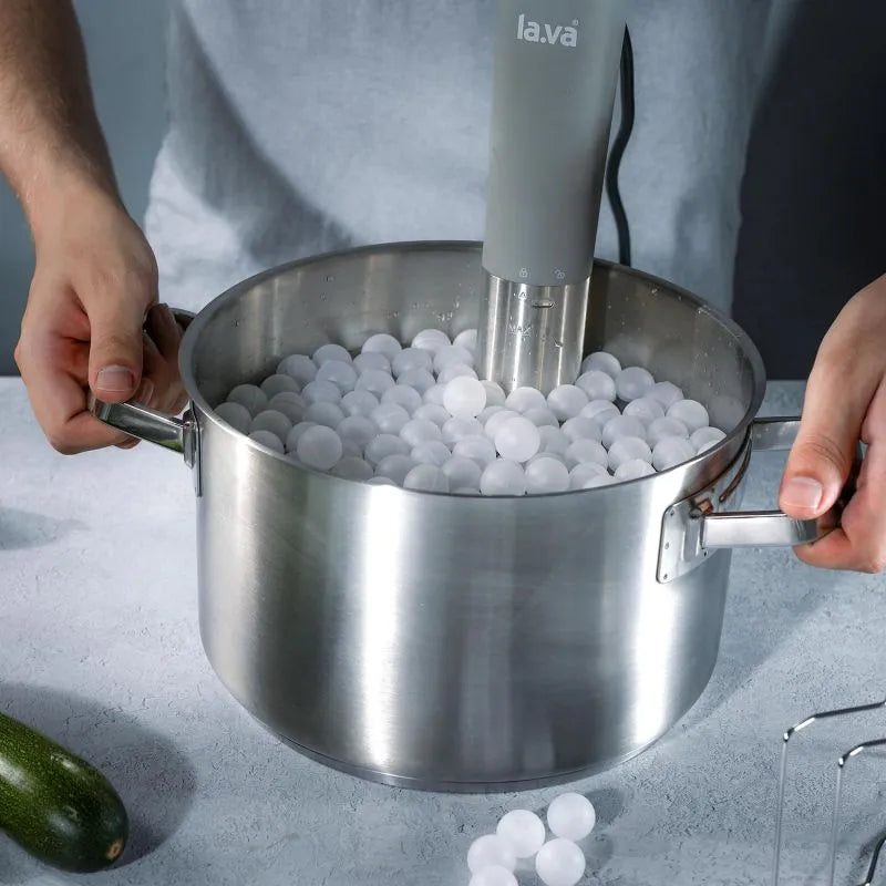 Sous vide edény hőszigetelő golyókkal és cirkulátorral – megakadályozza a párolgást és hőveszteséget

