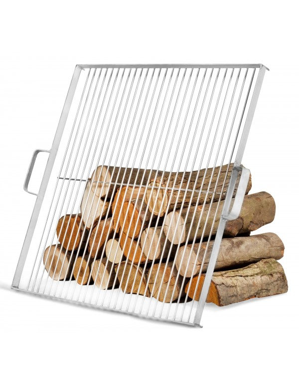 Téglalap alakú inox grillrács két fogantyúval, fatönkök előtt