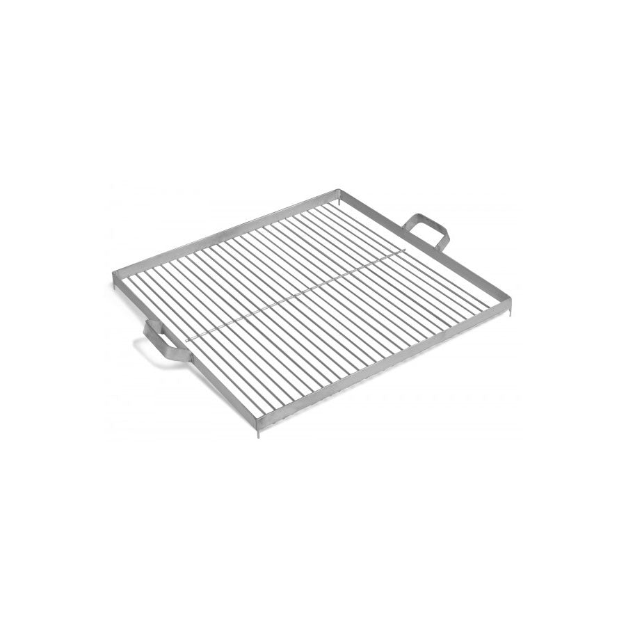 Téglalap alakú inox grillrács két fogantyúval, fatönkökkel háttérben