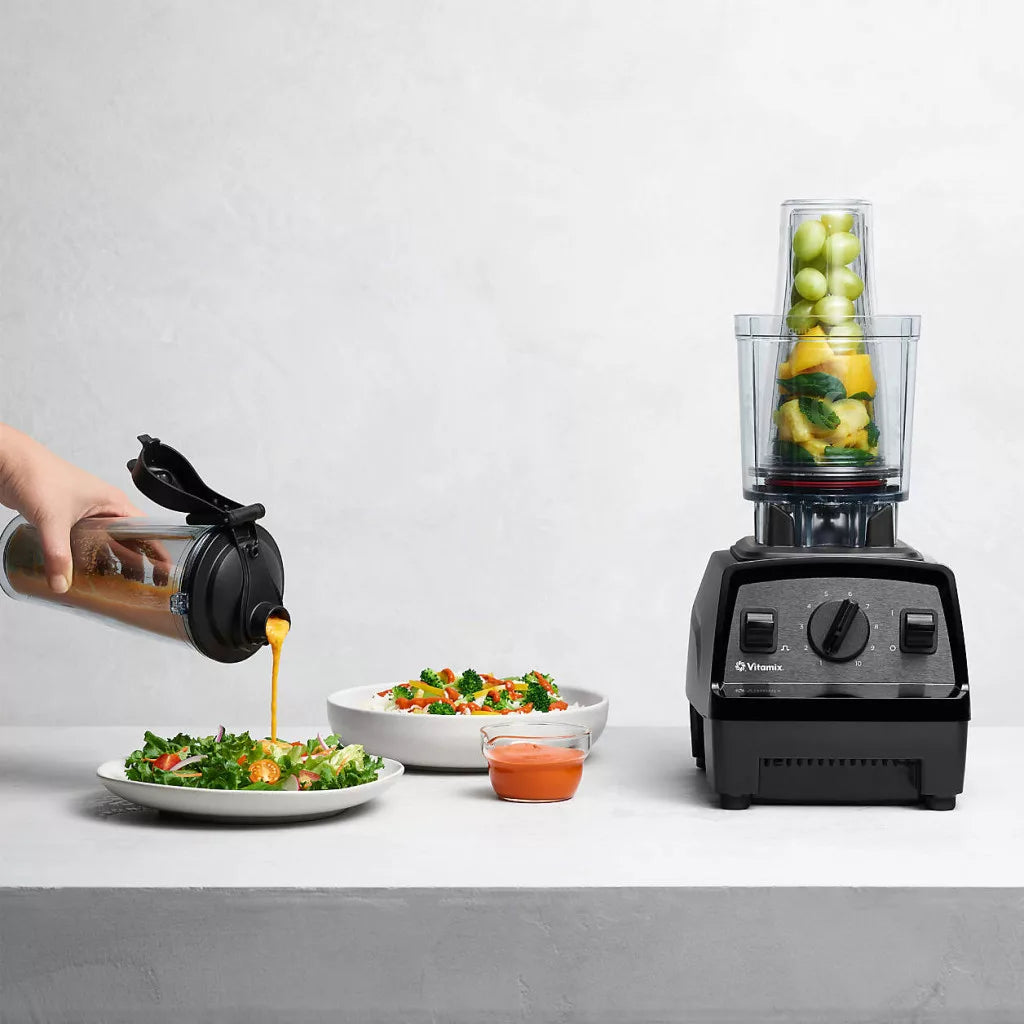 600 ml Vitamix to-go kehelyből öntet adagolása, adapterrel szerelt gép mellett