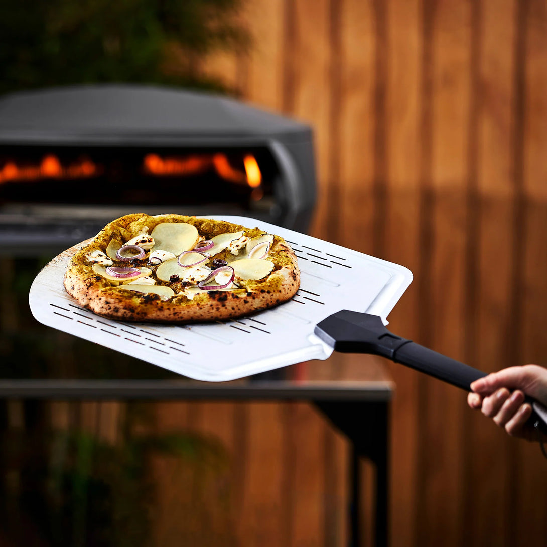 Witt 35,5 cm / 14″ Perforált Pizzalapát Pizzasütőhöz, használatban